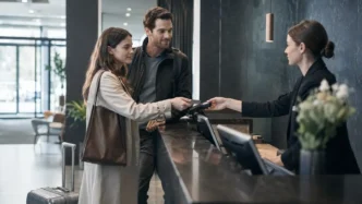Hotelgast hinterlegt eine Debitkarte an der Rezeption