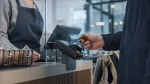 Kundin bezahlt an einem Terminal mit einer Debitkarte