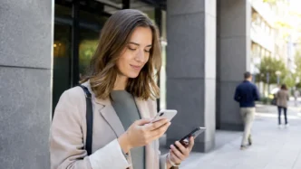 Redaktionelles Motiv zu banking-app auf neuem smartphone mit Fokus auf sicherer gerätewechsel